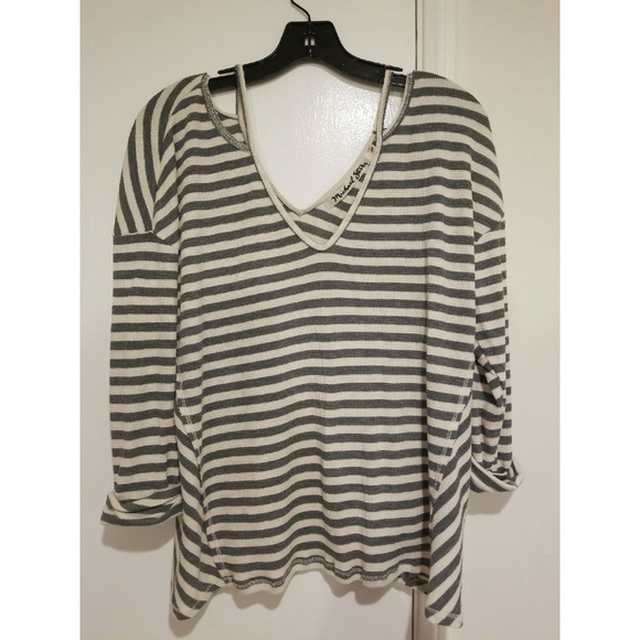 💕MICHAEL STARS💕 Striped V-neck Cold Shoulder Top One Size NWOT - Picture 2 of 6